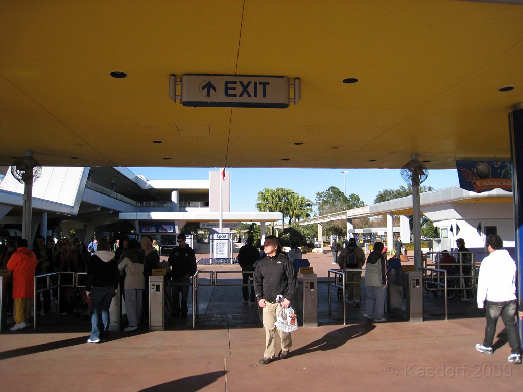 Disney 2010 D3 1300.jpg - January 9-11, 2010 Disney World Florida. Monday, up and ready to roll, took shuttle to Epcot. Caught a couple shows and took a lot of pictures. Finally had to call it a day to get to our plane to go home.